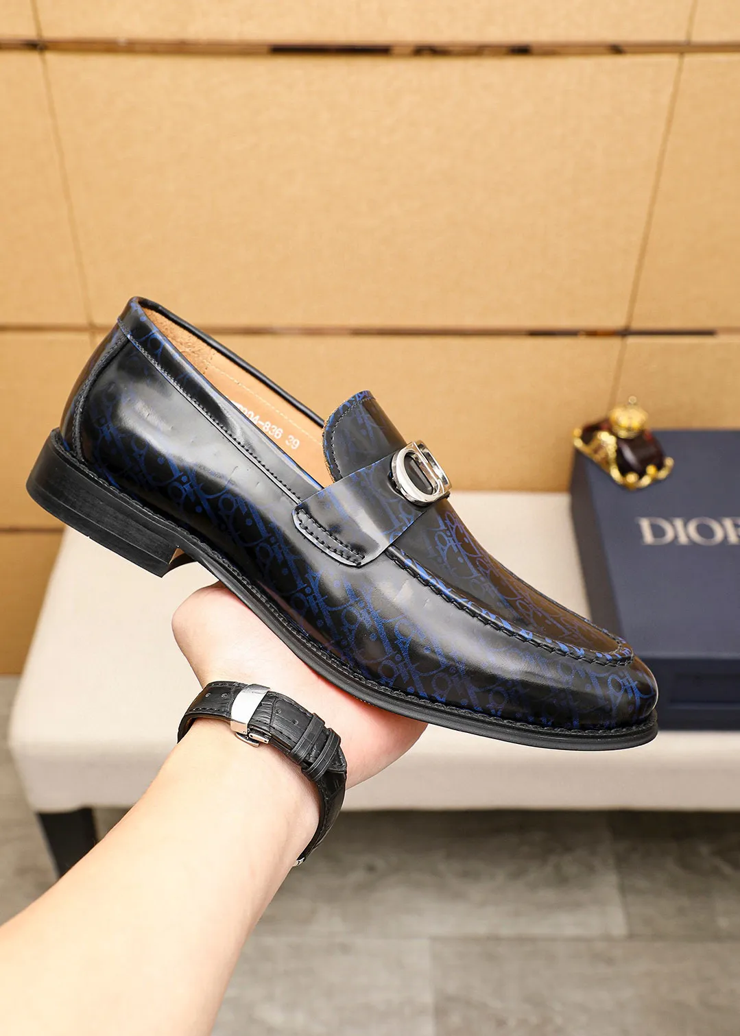 Men's shoes 💰480 💐 Product trademark: Dior "Dior" casual leather shoes Regular size: 39-44 (38.45.46🉑️Customized) Product materials: Selected Italian imported first-layer open-edge beaded cowhide leather upper + classic hardware buckle, imported water-dyed 🐂 cowhide lining. Strong three-dimensional visual effect, original outsole Color: 3⃣️colors available